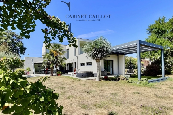 Maison de luxe à vendre à Varzay, 430 000 €, Photo 1