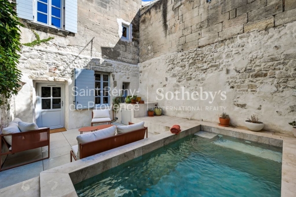 Maison de luxe à vendre à Arles, 695 000 €, Photo 1