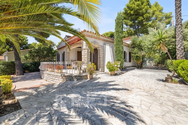 Maison de luxe à vendre à Saint-Cyr-sur-Mer, 945 000 €, Photo 3