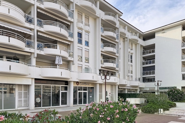 Luxury Apartment for sale in Antibes, 775 000 €, Photo 4