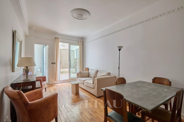 Luxury Apartment for sale in Paris 18ème, 590 000 €, Photo 1