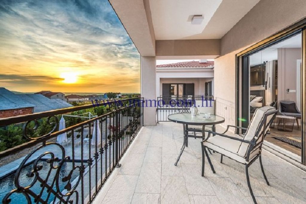 Maison de luxe à vendre à Zadar, 1 200 000 €, Photo 1