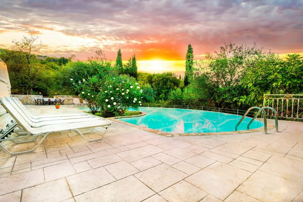 Maison de luxe à vendre à Kassiopi, 1 000 000 €, Photo 6