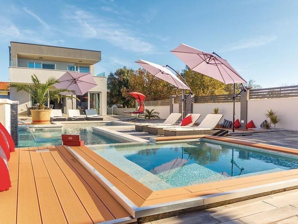 Maison de luxe à vendre à Šišan, 950 000 €, Photo 1