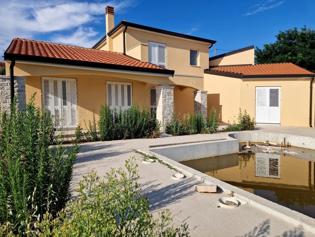 Maison de luxe à vendre à Buje, 580 000 €, Photo 1