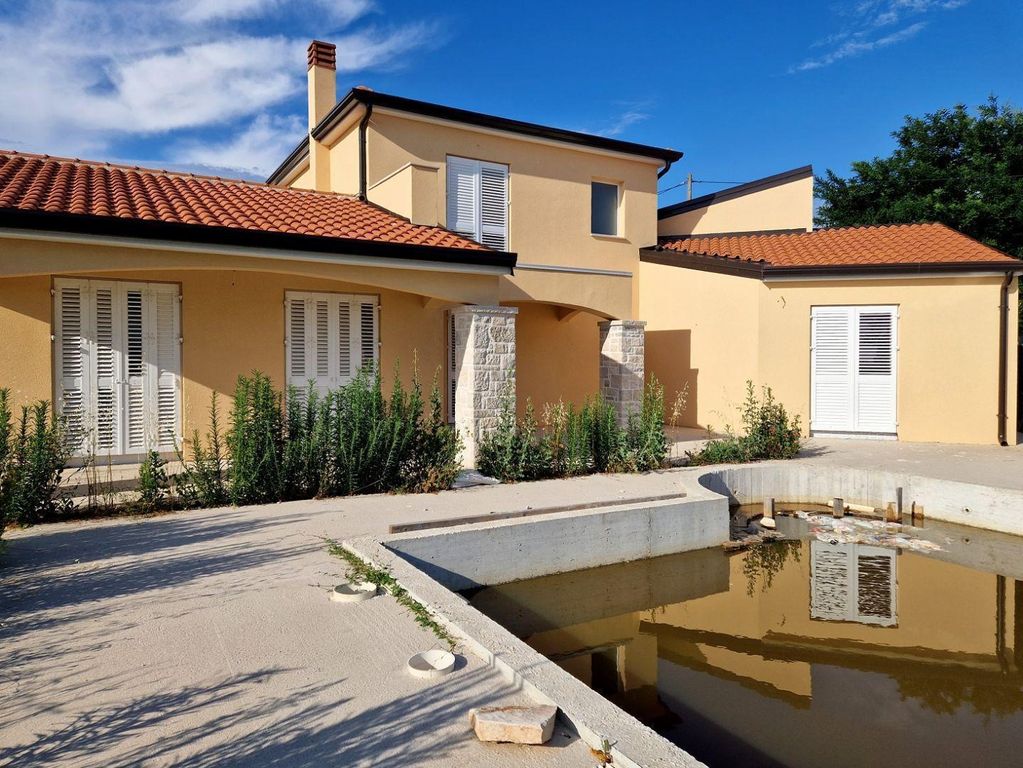 Maison de luxe à vendre à Buje, 580 000 €, Photo 3