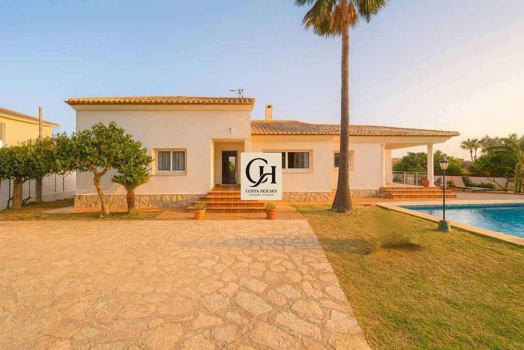 Luxury House for sale in Denia, 975 000 €, Photo 1