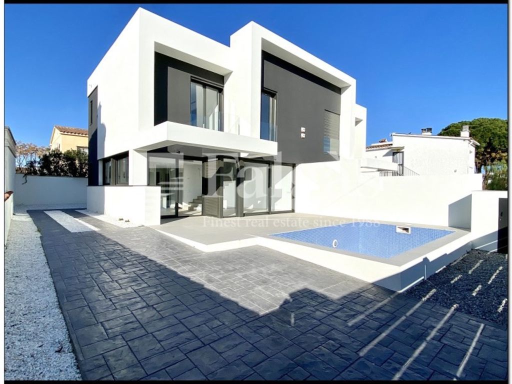 Luxury House for sale in Empuriabrava, 649 000 €, Photo 1