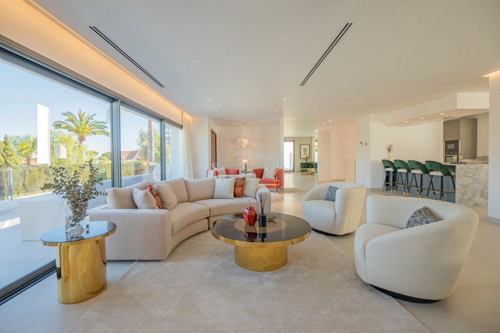 Luxury House for sale in Marbella, 2 695 000 €, Photo 2