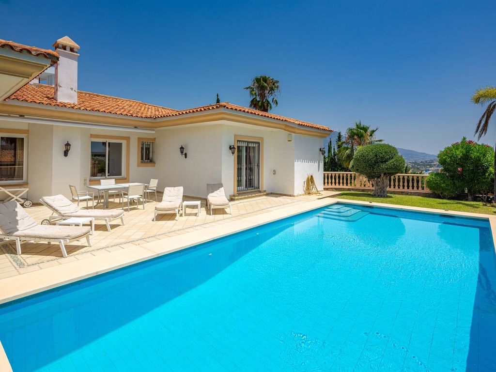 Luxury House for sale in Marbella, 1 050 000 €, Photo 1