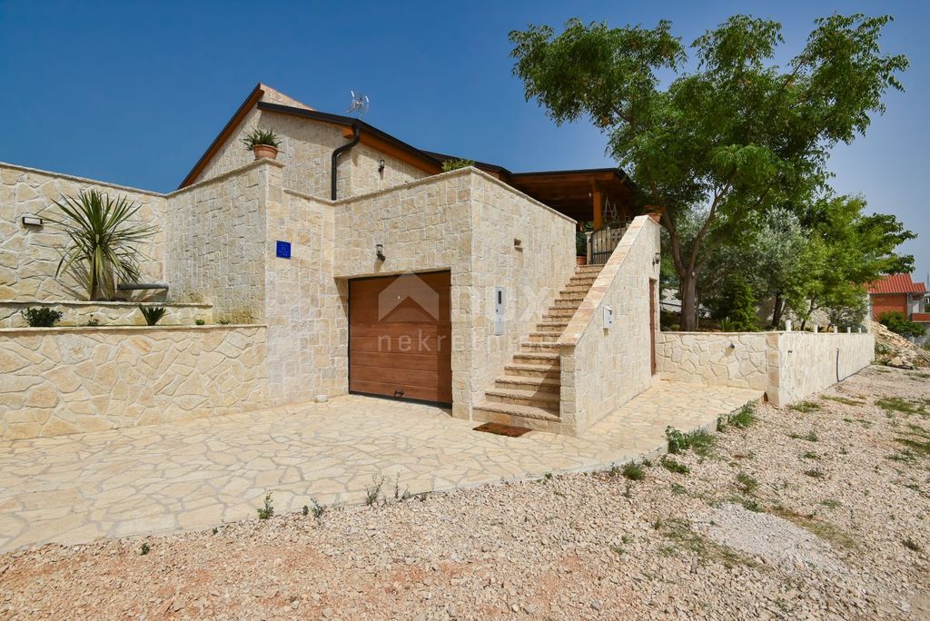 Maison de luxe à vendre à Novigrad, 795 000 €, Photo 3