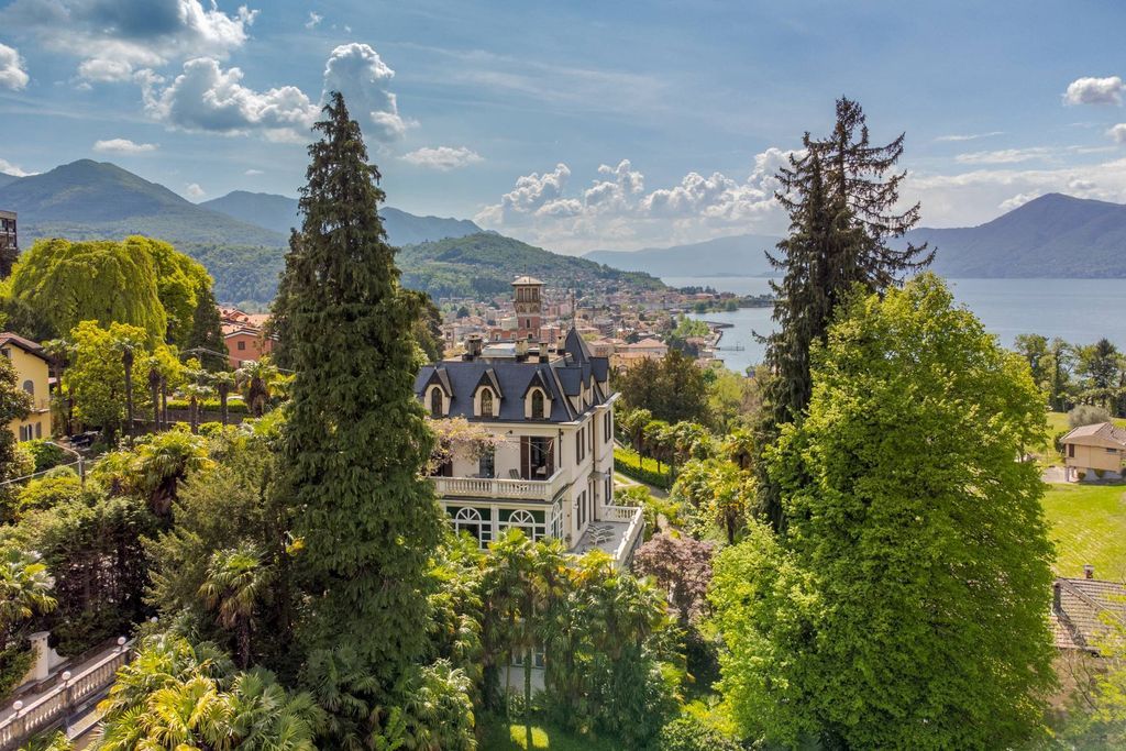 Luxury House for sale in Luino, 2 950 000 €, Photo 1