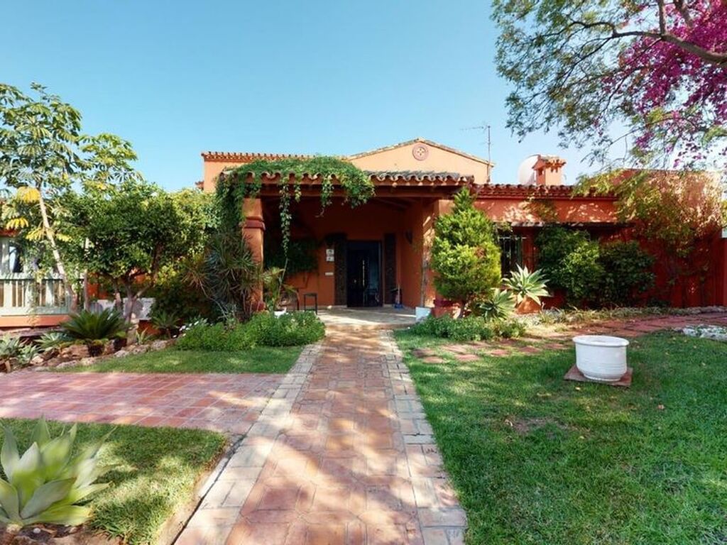 Luxury House for sale in Marbella, 1 950 000 €, Photo 1