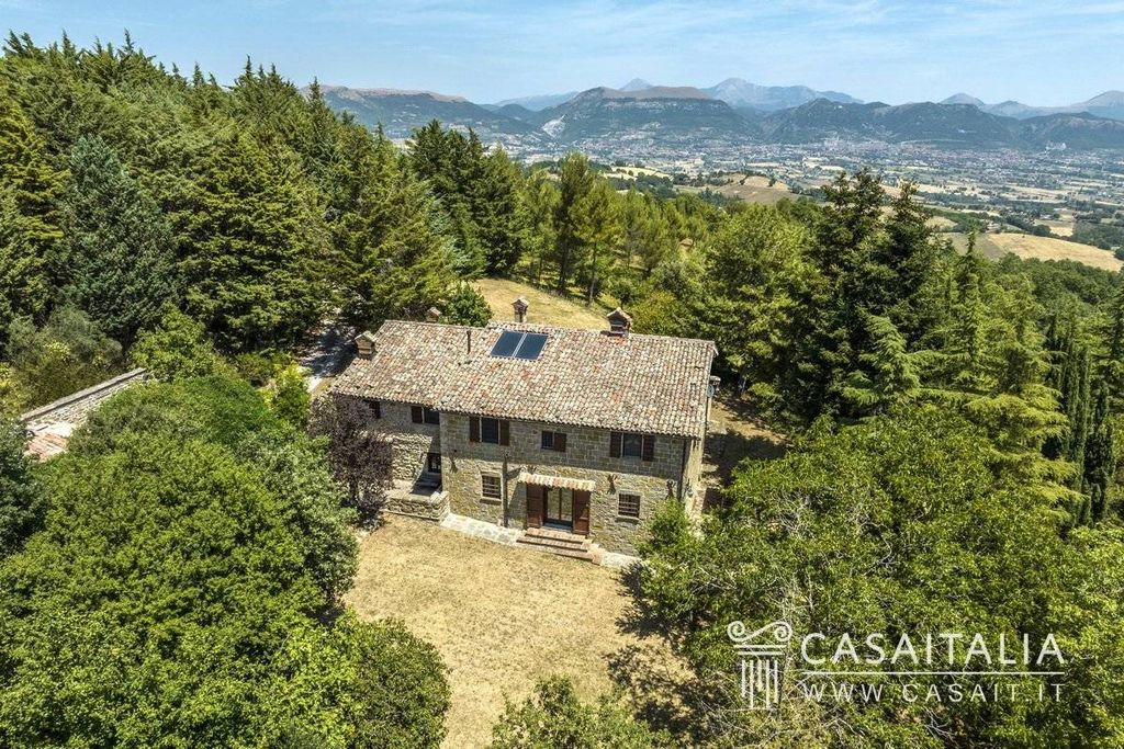 Luxury House for sale in Gubbio, 790 000 €, Photo 1