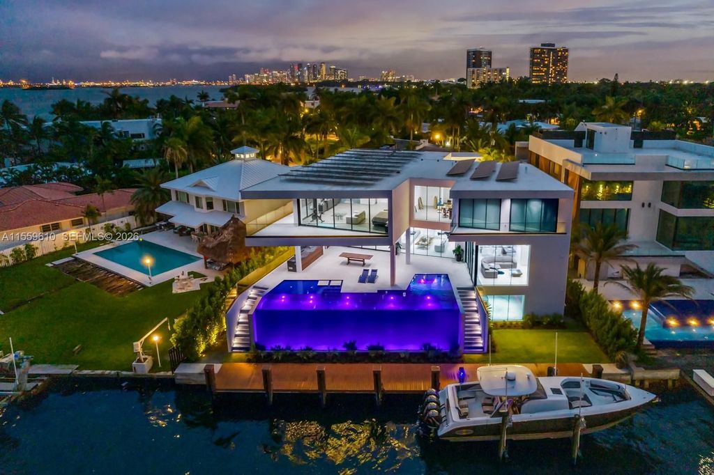 Luxury House for sale in Miami, 19 578 532 €, Photo 1
