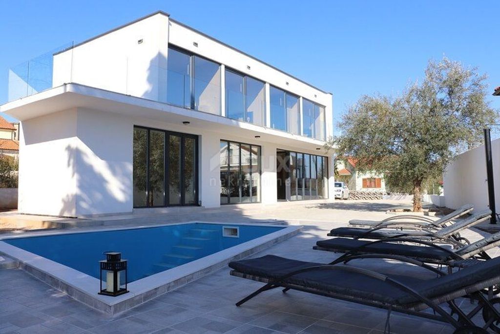 Maison de luxe à vendre à Krk, 490 000 €, Photo 3