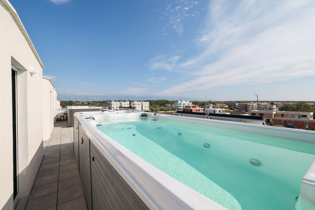 Maison de luxe à vendre à Privlaka, 696 150 €, Photo 4