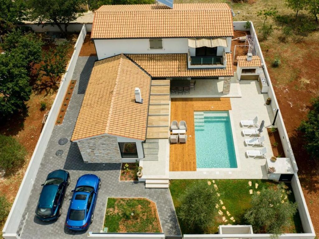Maison de luxe à vendre à Šišan, 730 000 €, Photo 2