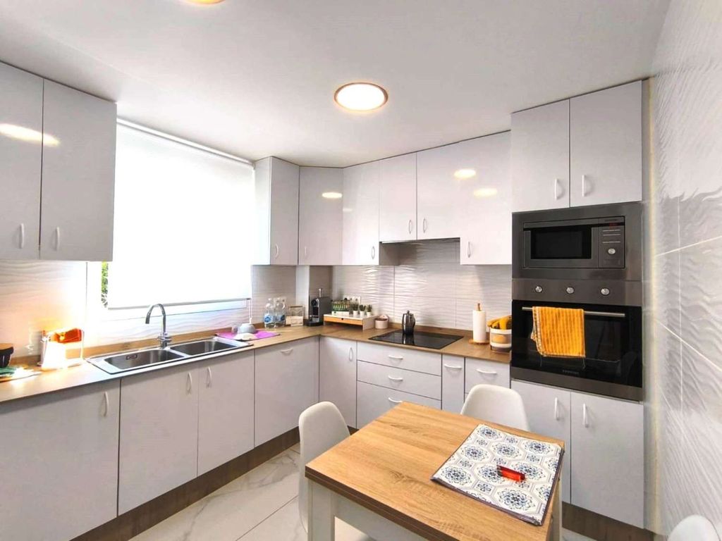 Luxury Apartment for sale in Torre Del Mar, 400 000 €, Photo 5
