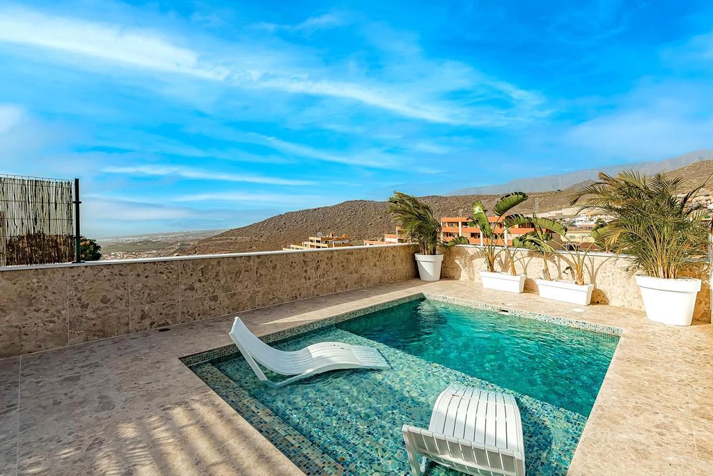 Luxury House for sale in Adeje, 630 000 €, Photo 1