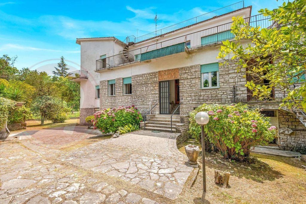 Luxury House for sale in Cassino, 698 000 €, Photo 1