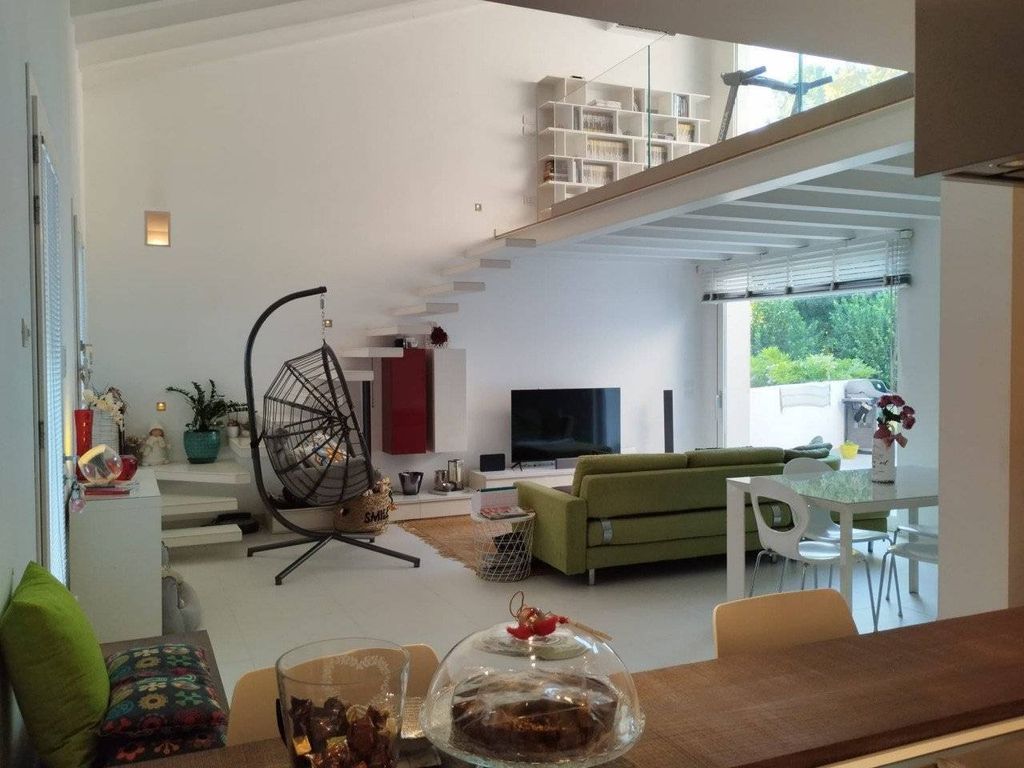 Luxury House for sale in Mirano, 690 000 €, Photo 1