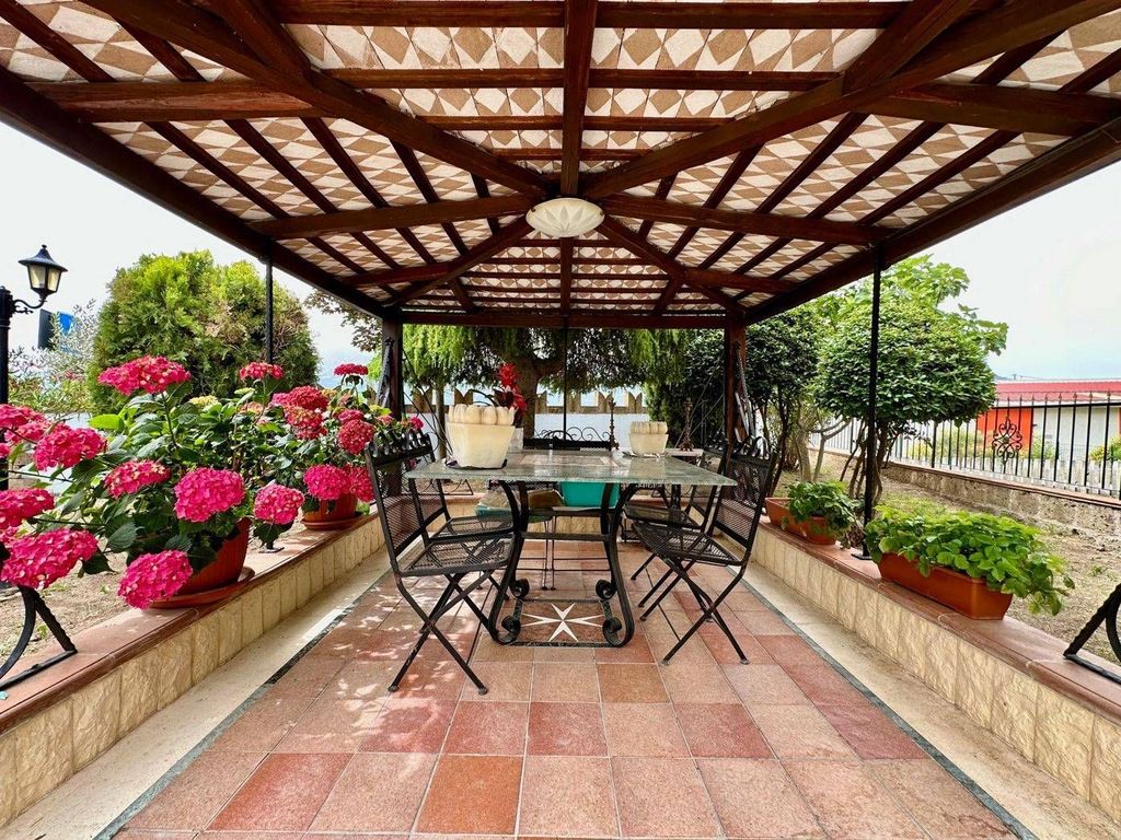 Luxury House for sale in L Aquila, 438 000 €, Photo 1