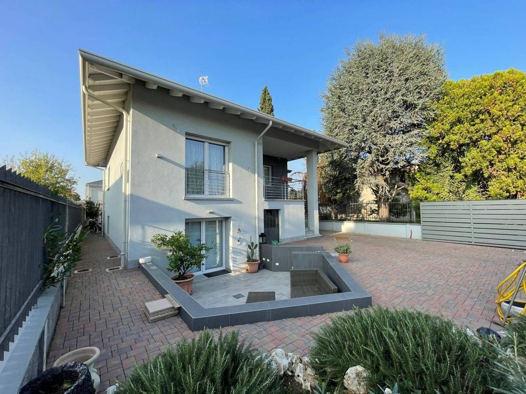 Luxury House for sale in Uboldo, 449 000 €, Photo 1