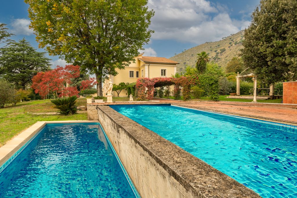 Luxury House for sale in Cassino, 1 620 000 €, Photo 1