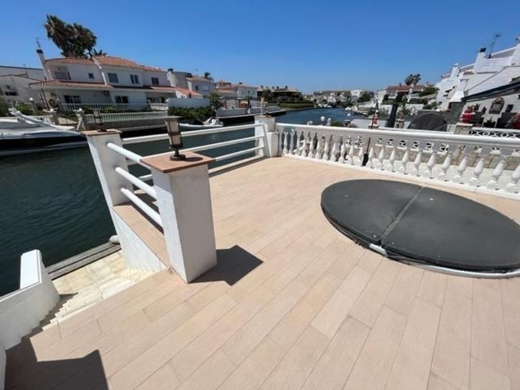 Luxury House for sale in Empuriabrava, 490 000 €, Photo 1