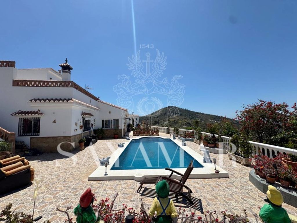 Luxury House for sale in Sayalonga, 540 000 €, Photo 1