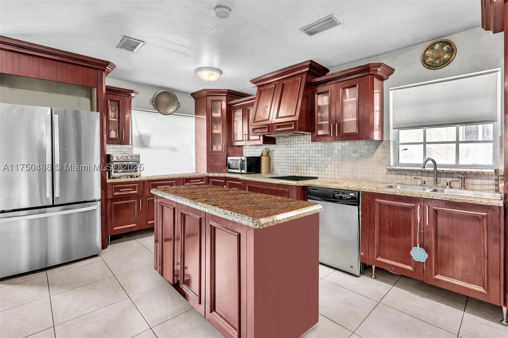 Luxury House for sale in Miami, 561 733 €, Photo 1