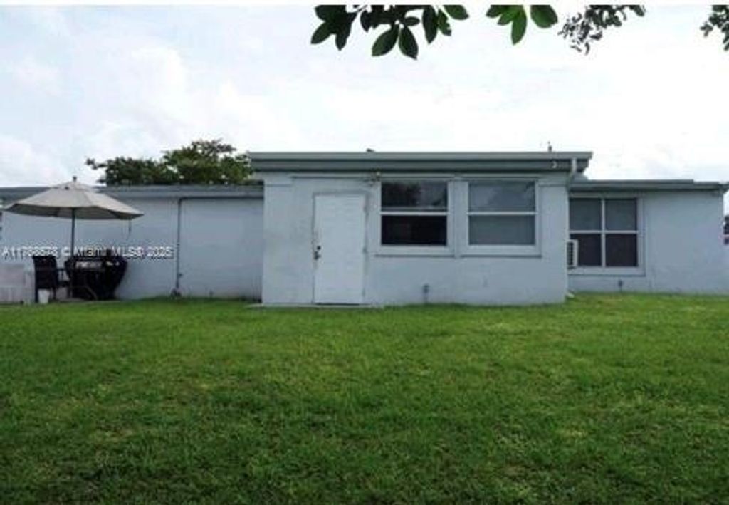 Luxury House for sale in Miami Shores, 574 642 €, Photo 2