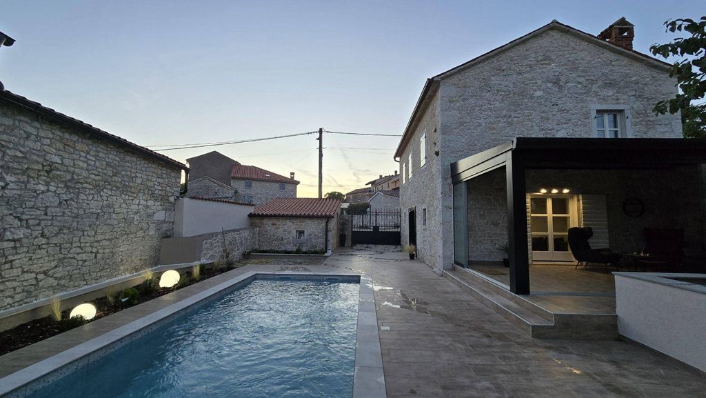 Maison de luxe à vendre à Višnjan - Visignano, 580 000 €, Photo 1