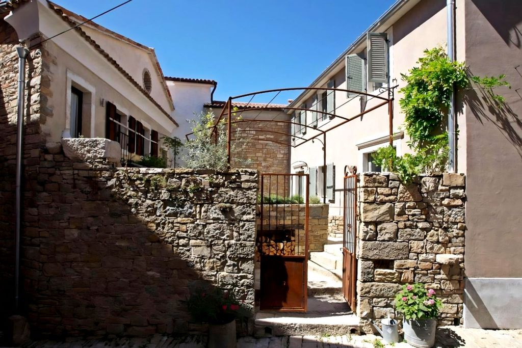 Maison de luxe à vendre à Oprtalj, 535 000 €, Photo 2