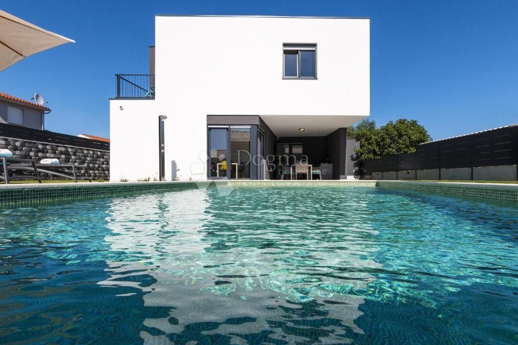 Maison de luxe à vendre à Pula, 650 000 €, Photo 1