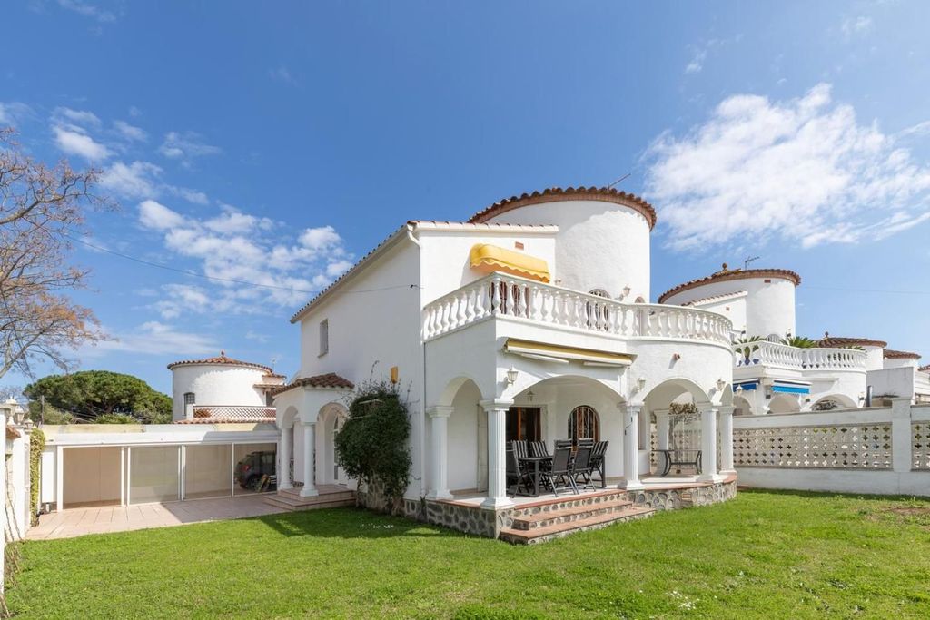 Luxury House for sale in Empuriabrava, 570 000 €, Photo 1