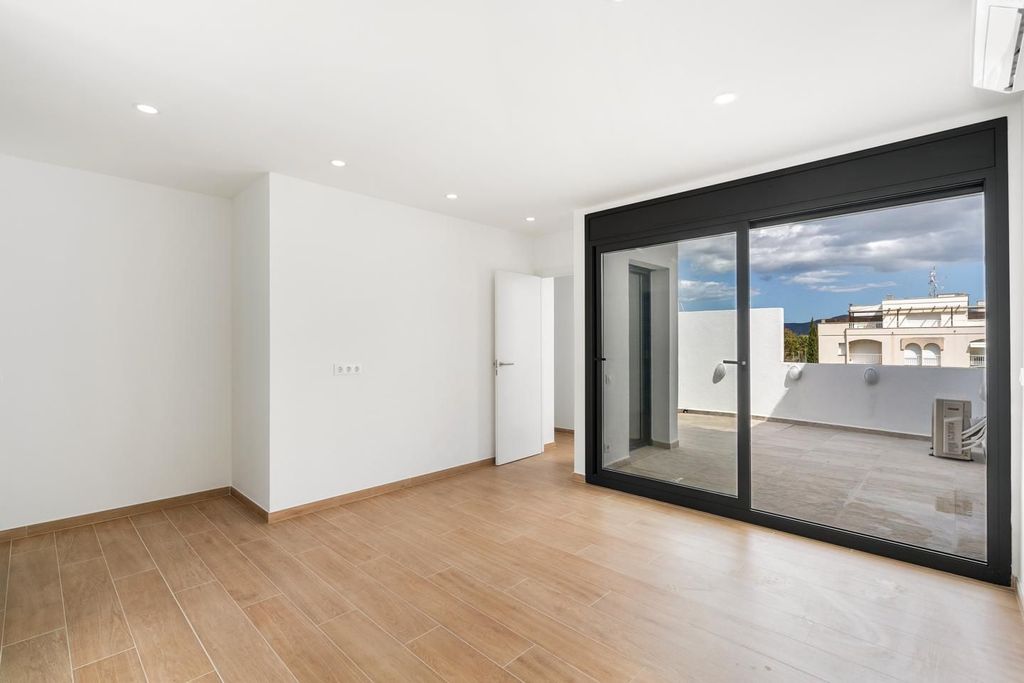 Luxury House for sale in Empuriabrava, 649 000 €, Photo 4