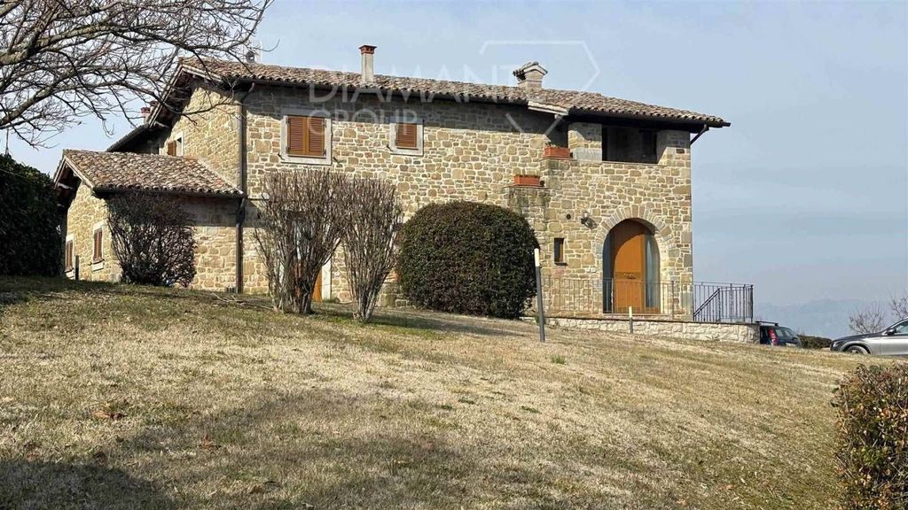 Luxury House for sale in Gubbio, 500 000 €, Photo 1
