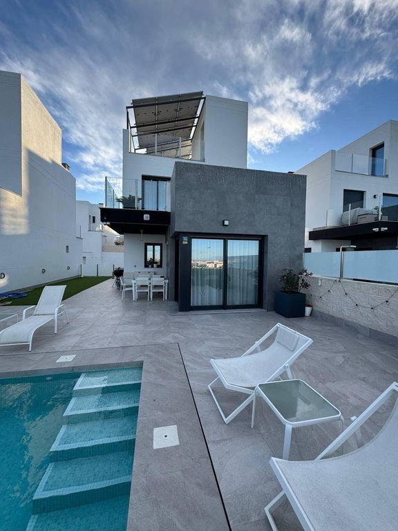 Luxury House for sale in Torrevieja, 670 000 €, Photo 1