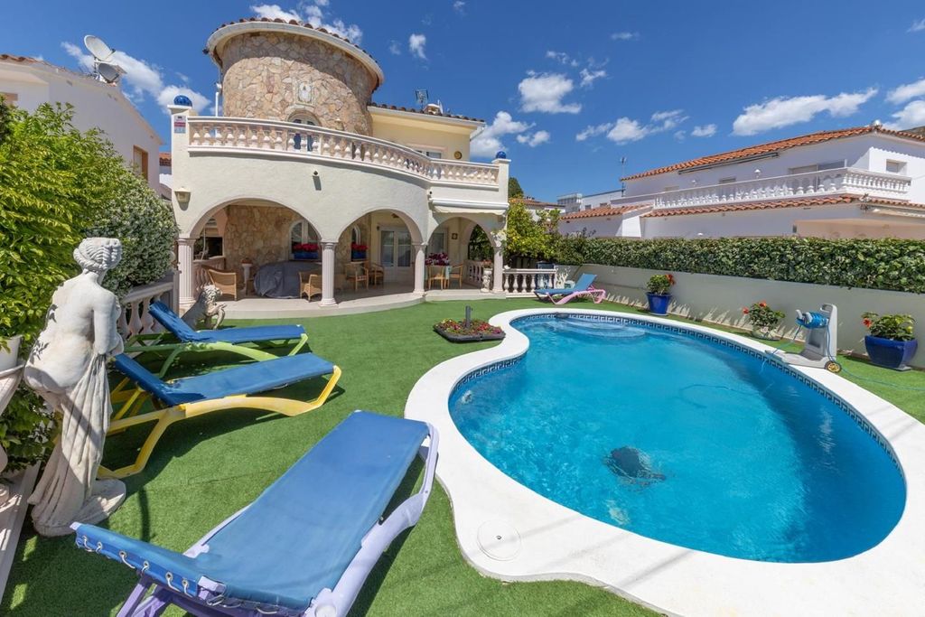 Luxury House for sale in Empuriabrava, 525 000 €, Photo 1