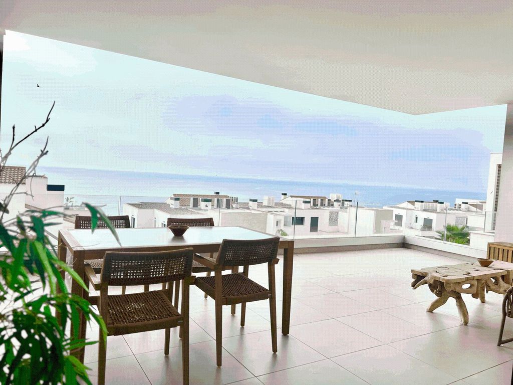 Luxury Apartment for sale in Alcaidesa, 640 000 €, Photo 1