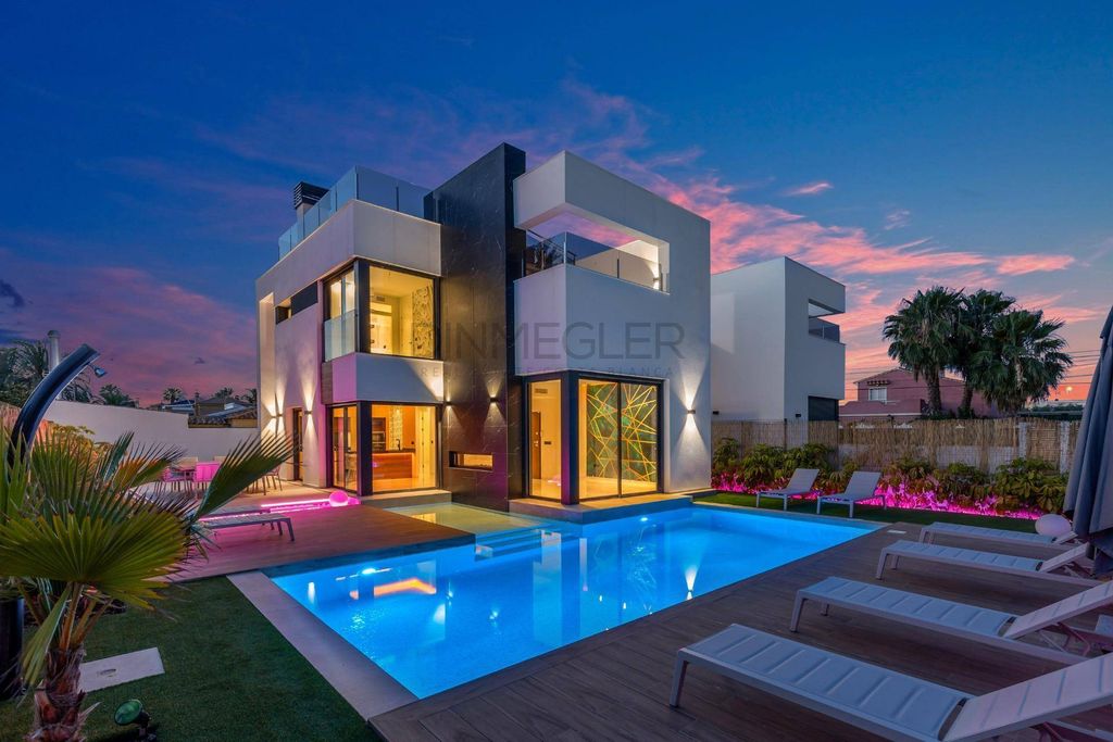 Luxury House for sale in Torrevieja, 670 000 €, Photo 1