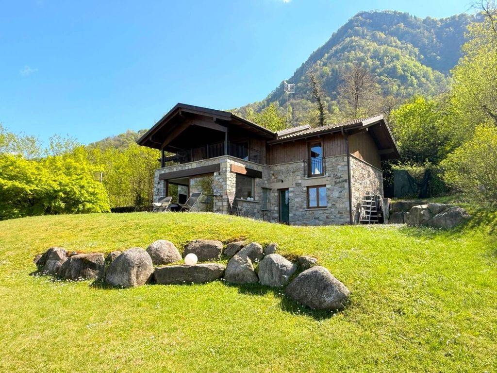 Luxury House for sale in Castelveccana, 1 200 000 €, Photo 1