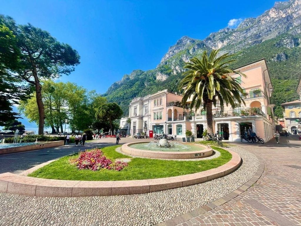 Luxury Apartment for sale in Riva Del Garda, 2 000 000 €, Photo 1