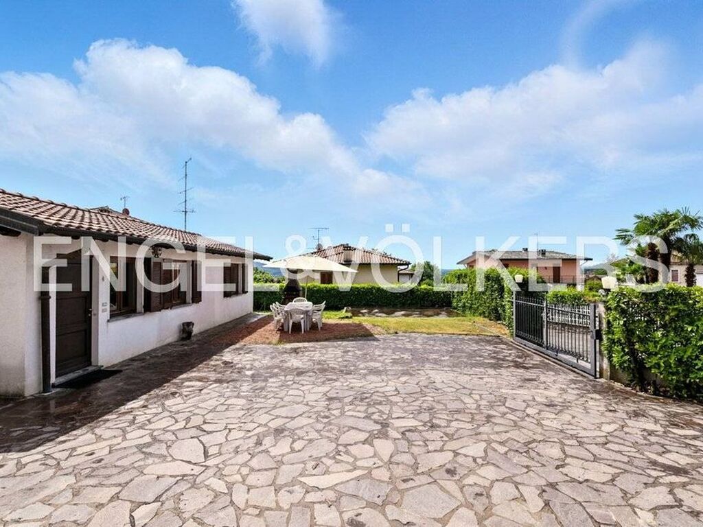 Luxury House for sale in Clivio, 520 000 €, Photo 2