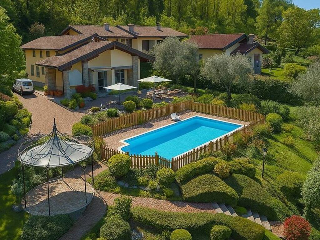 Luxury House for sale in Besozzo, 1 750 000 €, Photo 1