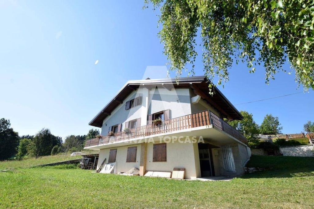 Luxury House for sale in Roana, 540 000 €, Photo 1