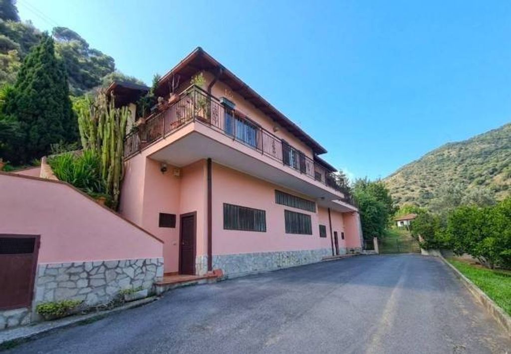 Luxury House for sale in Cisano, 600 000 €, Photo 1