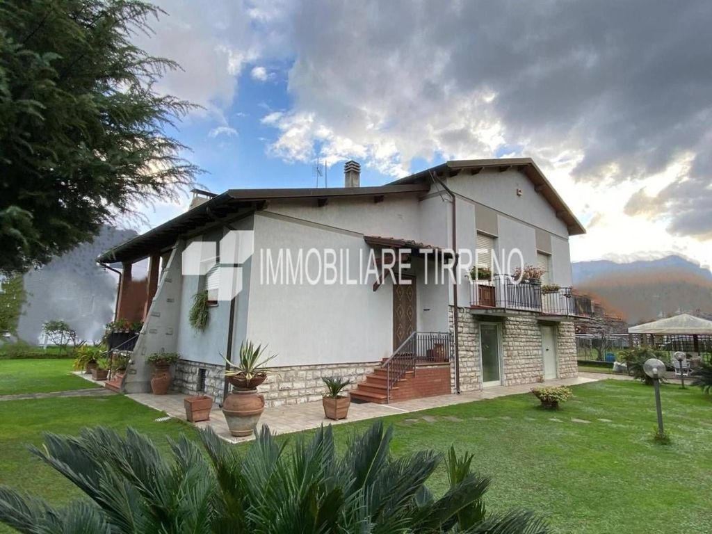 Luxury House for sale in Massa, 670 000 €, Photo 1